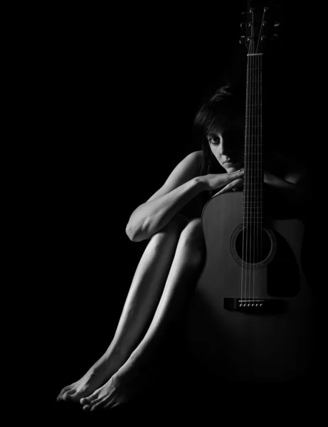 Arte clássica em preto e branco do corpo da mulher com guitarra — Fotografia de Stock