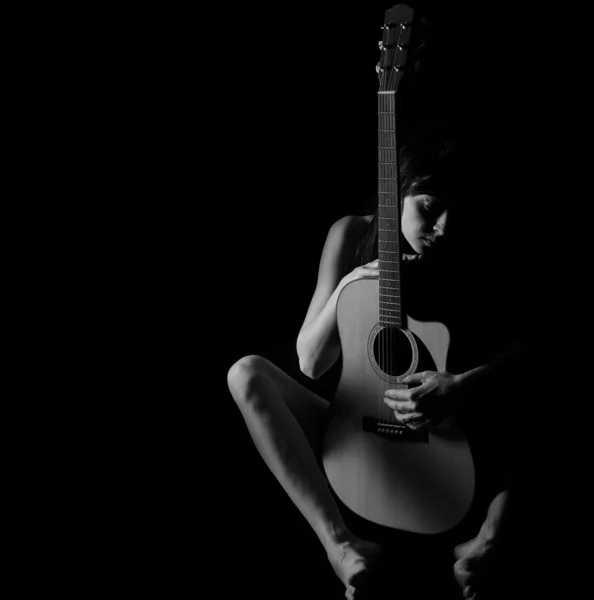 Gitar klasik siyah ve beyaz sanat kadın gövdeli