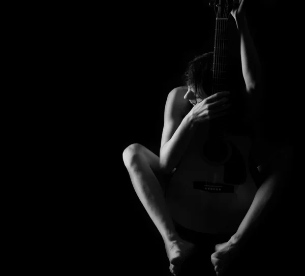 Arta clasică alb-negru a corpului femeii cu chitară — Fotografie, imagine de stoc