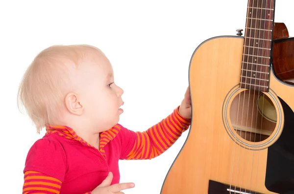 Pequeno músico bonito tocando guitarra isolada no fundo branco — Fotografia de Stock