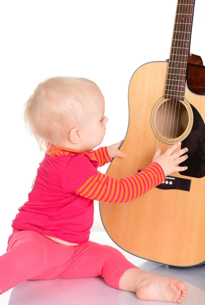 Niedlicher kleiner Musiker spielt Gitarre auf weißem Hintergrund lizenzfreie Stockbilder
