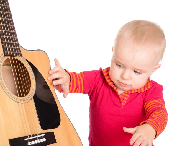 Tatlı küçük bebek müzisyen üzerinde beyaz backg izole gitar çalmak