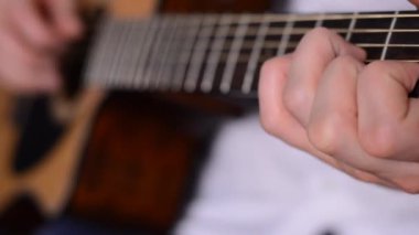 Gitar çalan adam. Yakın plan.