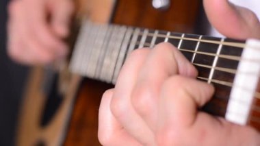 Gitar çalan adam. Yakın plan.