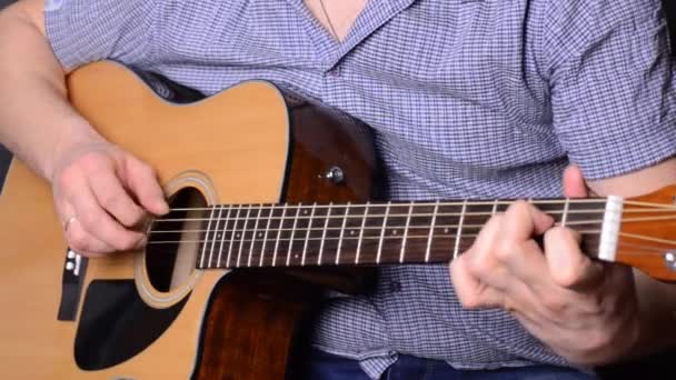 Человек, играющий на гитаре крупным планом — стоковое видео