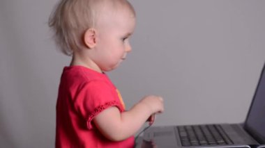 dizüstü bilgisayar kullanan şirin bebek kız. raf odak ve dolly içinde.