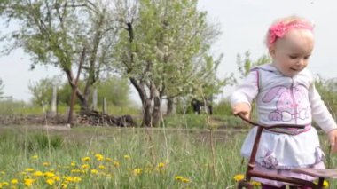 şirin bebek bisiklet üzerinde. Dolly ateş.