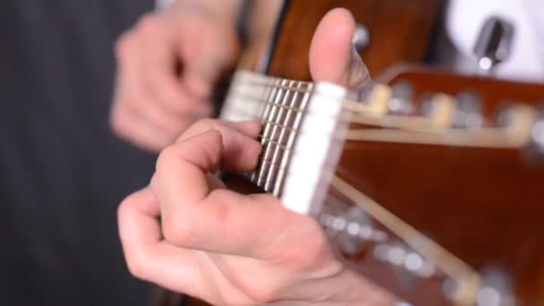 Man spelar gitarr närbild — Stockvideo