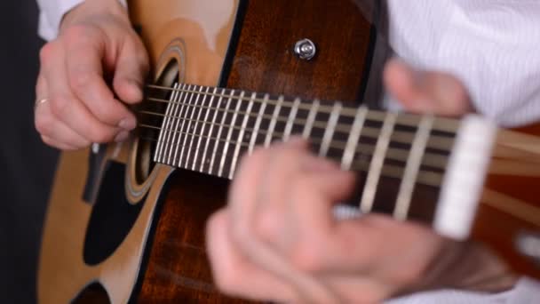 Человек, играющий на гитаре крупным планом — стоковое видео