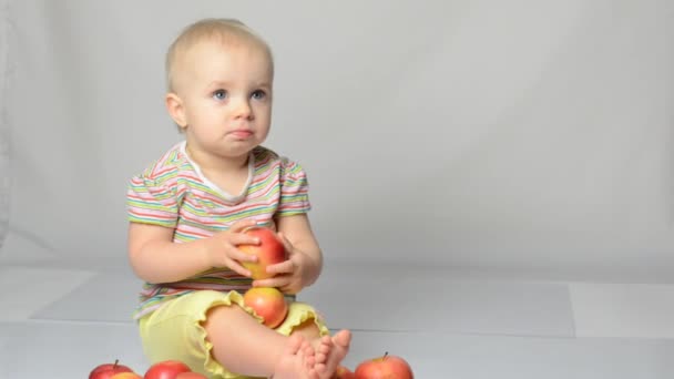 Bebê brincando com maçãs — Vídeo de Stock