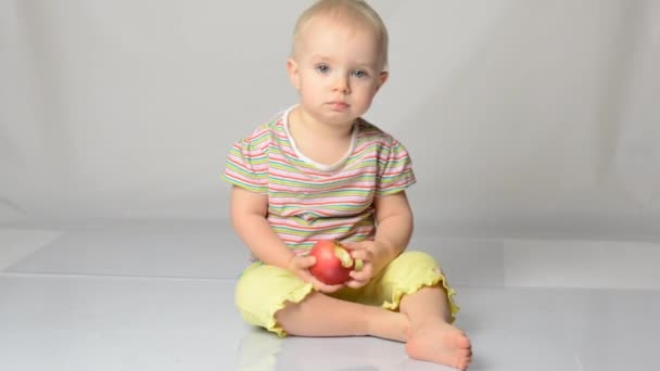 Bebê brincando com maçãs — Vídeo de Stock