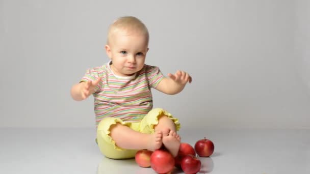 Baby spelen met appels — Stockvideo