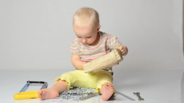 Bebê brincando com ferramentas — Vídeo de Stock