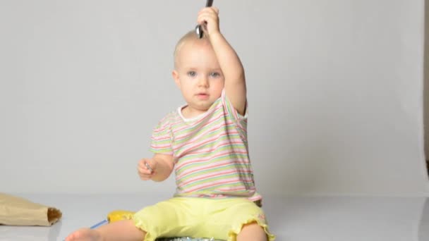 Bebê brincando com ferramentas — Vídeo de Stock