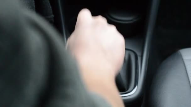 Вождение автомобиля, с рукой на ручке коробки передач — стоковое видео