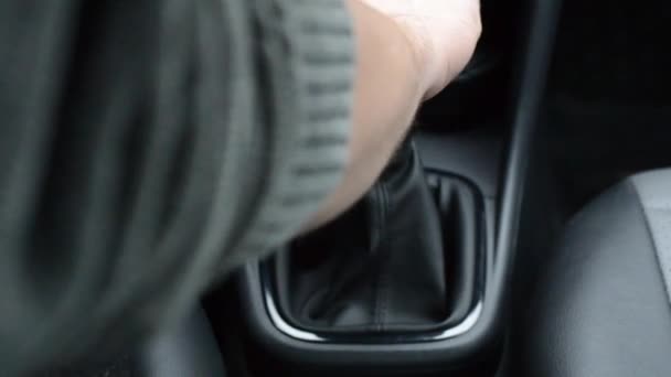 Besturen van een auto, met de hand op de versnellingspook knop — Stockvideo