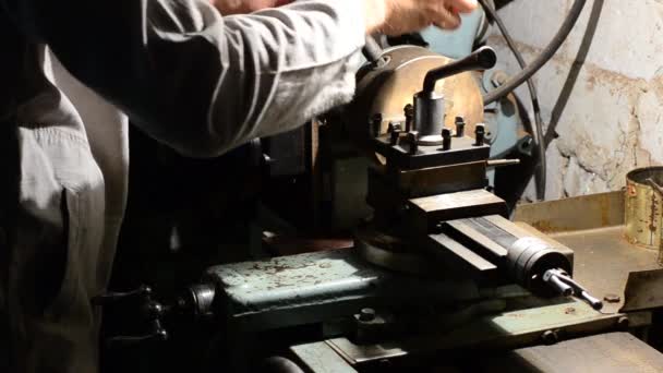 Man working on an old style lathe closeup — Stock Video