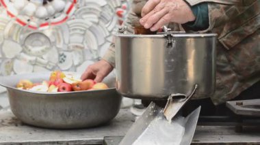 yaşlı adam elma suyu yapıyor