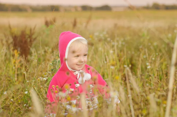 Happy cute girl playing in the field — Stock Photo, Image