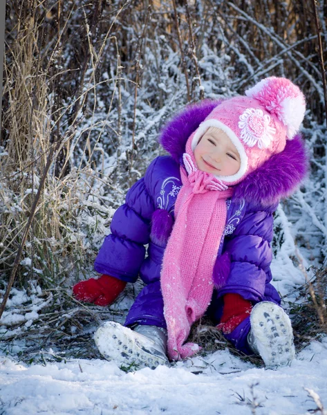 Portrait of happy little girl in snowy landscape — Stock Photo, Image