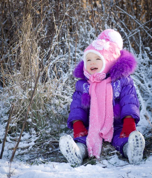 Porträt eines glücklichen kleinen Mädchens in verschneiter Landschaft Stockfoto