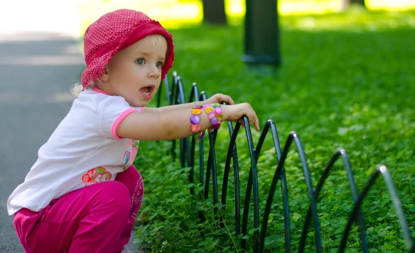 Cute dziewczynka w parku, odkryty — Zdjęcie stockowe