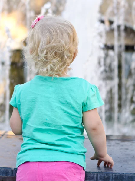Back of Little Girl looking to Fountain — Stock Photo, Image