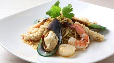 Linguine deniz ürünleri aglio olio