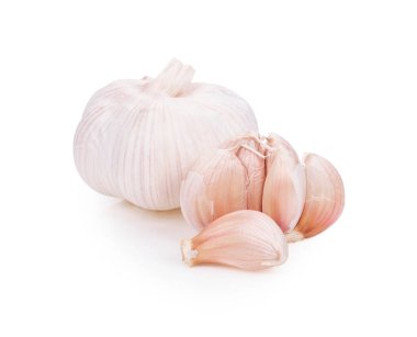Beyaz arkaplanda sarımsak izole edilmiş.