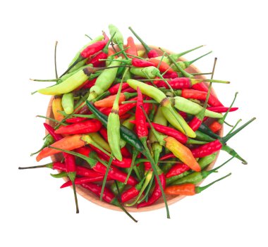 Beyaz arka planda farklı acı biber yığını