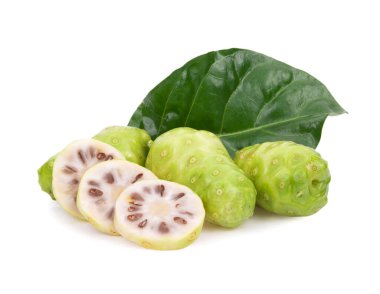 noni ya da Morinda Citrifolia ve dilim beyaz arka planda izole.