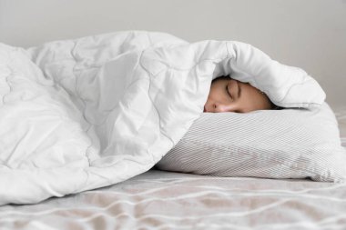 Genç bir kadın yatak odasında oyuncak ayıyla uyuyor. Circadian ritmi. Biyolojik saat. Uyku optimizasyonu. Refah, sağlıklı yaşam tarzı konsepti