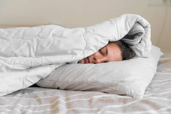 Joven mujer milenaria durmiendo cubierta con manta. Invierno frío. No hay calefacción en casa. Ronquidos fuertes. Dulces sueños. Ciclos circadianos. — Foto de Stock
