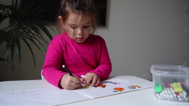 Tjejteckning med färgglada markörer. Hemundervisning för förskolebarn hemma. Utveckla kreativiteten. — Stockvideo