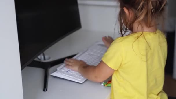 Anaokulu çocuğu evde bilgisayar kullanıyor. Evde küçük çocuklar olan ev ofisi. Çocuklu kedi evcil hayvanı. Karantina sırasında evden çalışmak. — Stok video