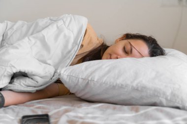 Genç bir kadın uykusuzluk çekerek telefon bağımlılığına giriyor. Uyumaya çalış. Telefondaki uyku takibi. Circadian ritmi.