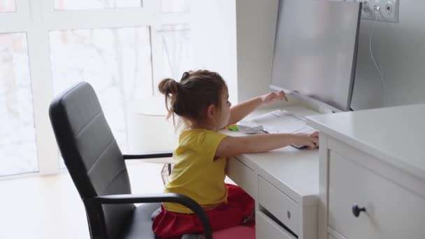 Mládež ve školce doma pomocí PC. Domácí kancelář s malými dětmi doma. Kočičí miláček s dětmi. Práce z domova během karantény. — Stock video