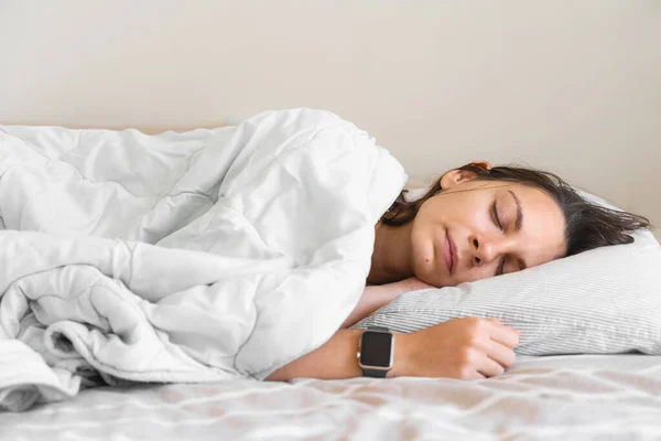 Genç bir kadın uykusuzluk çekerek telefon bağımlılığına giriyor. Uyumaya çalış. Telefondaki uyku takibi ve akıllı saat. Circadian ritmi.