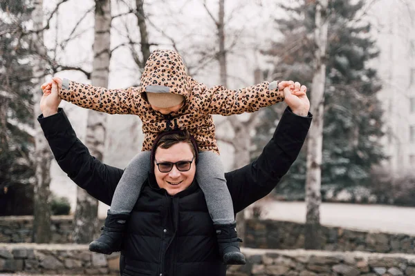 Père jouant avec l'enfant à l'extérieur. Joyeux rôle parental, lien de famille. Tout-petit fille d'âge préscolaire fille avec père sur ses épaules — Photo