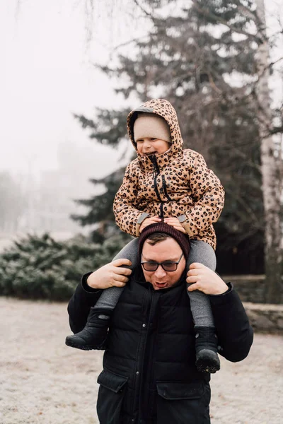 Père jouant avec l'enfant à l'extérieur. Joyeux rôle parental, lien de famille. Tout-petit fille d'âge préscolaire fille avec père sur ses épaules — Photo