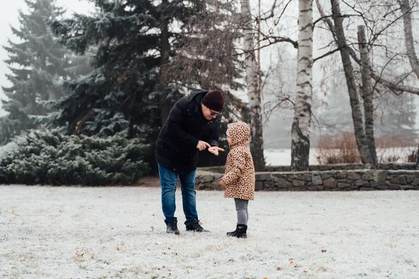 Père jouant avec l'enfant à l'extérieur. Joyeux rôle parental, lien de famille. Tout-petit fille d'âge préscolaire fille avec père soulevant — Photo