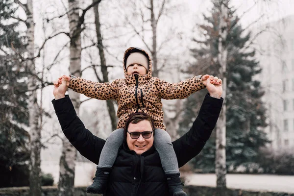 Père jouant avec l'enfant à l'extérieur. Joyeux rôle parental, lien de famille. Tout-petit fille d'âge préscolaire fille avec père sur ses épaules — Photo