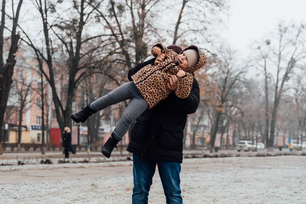 Baba dışarıda çocukla oynuyor. Mutlu ebeveynlik, aile bağı. Babasının kaldırdığı küçük bir anaokulu kızı. — Stok fotoğraf