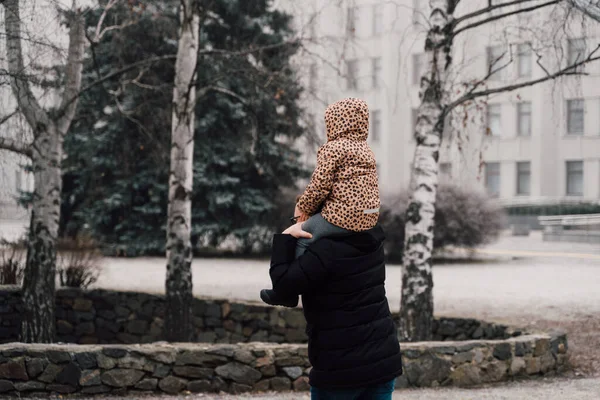 Отец играет с ребенком на открытом воздухе. Счастливого воспитания, семейной связи. Дочь дошкольницы с отцом на плечах. — стоковое фото