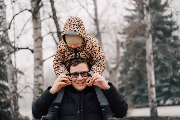 Отец играет с ребенком на открытом воздухе. Счастливого воспитания, семейной связи. Дочь дошкольницы с отцом на плечах. — стоковое фото