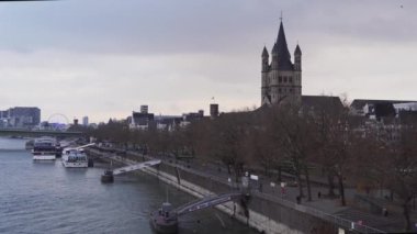 Rhein nehri kıyısındaki Büyük Aziz Martin Kilisesi. Eski bir Katolik gotik dini mekanı. El bilgisayarı