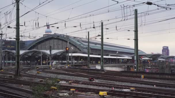 Gare de Cologne en Allemagne. Vue depuis le pont. Vieux transport ferroviaire énorme de l'Europe de l'Ouest — Video