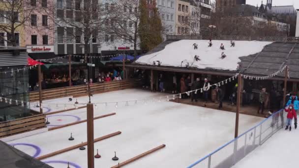 德国科隆- 2021年11月28日，冰库游戏在科隆市中心的圣诞市场上进行。德国传统的冬季运动. — 图库视频影像