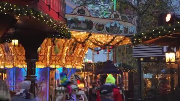 Colonia, Alemania - 28 de noviembre de 2021 Mercado de Navidad en diciembre. Temporada festiva de Europa Occidental con feria. La rotonda de los niños. — Vídeos de Stock