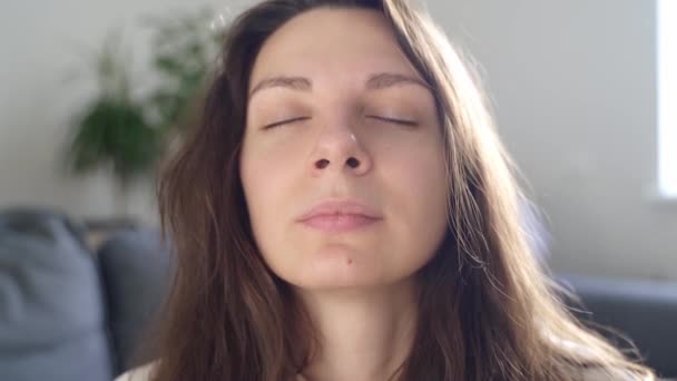 Nahaufnahme einer jungen Frau, die Atemübungen macht. Stressabbau durch Meditation — Stockvideo